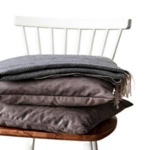 Housse de coussin en velours gris à motif feuilles tissées et imprimé dessin animé, avec franges douces, décorative pour canapé, usage domestique et hôtelier, personnalisable - Product Image 1