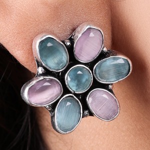 Pendientes de Plata Oxidada Vintage con Ónix Multicolor y Diseño Floral |   Joyería Étnica Boho de Latón para Mujer, Venta al por Mayor en India - Product Image 2