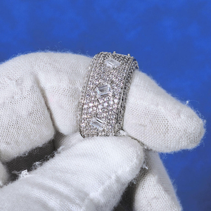 แหวนมอสซาไนต์แบบวงกว้าง เงินแท้ 925 ประดับเพชรทรงบาแกตต์แบบคลัสเตอร์ - Product Image 5