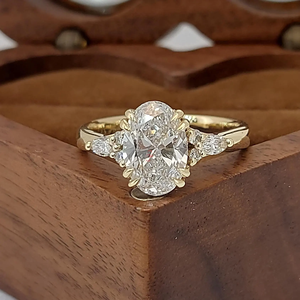 Bague de fiançailles en diamant ovale de 2 carats, or blanc plaqué platine 14 carats, bijoux classiques unisexes, pierre naturelle certifiée - Product Image 1