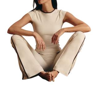 ชุดออกกำลังกายผู้หญิงแบบขายส่งสั่งทำพิเศษ 2 ชิ้น สีตัดกัน เสื้อกล้ามรัดรูปสำหรับเล่นกีฬา และกางเกงเลกกิ้งยกกระชับสะโพกแบบไขว้ ชุดโยคะ - Product Image 3