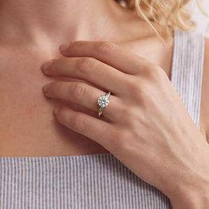 Bague solitaire torsadée avec diamant rond cultivé en laboratoire certifié IGI, quatre griffes, design de créateur, or 10K 14K 18K, argent 925 935, bijoux fins - Product Image 2