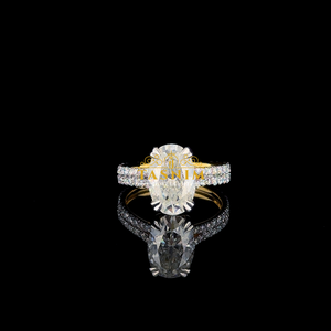 Anillo de compromiso de moissanita VVS con corte ovalado chapado en oro de 18 quilates para mujer Tasnim, con engaste de púas de corte pera y banda de diamantes de estilo clásico - Product Image 1
