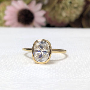 แหวนหมั้นเพชรโมอิสซาไนต์ทรงคุชชั่น 2 กะรัต ประดับด้วยเพชรแบบซ่อนรอบตัวเรือน แหวนแต่งงานแบบฝังเพชรขอบทองคำ 14K แท้ สำหรับผู้หญิง - Product Image 1