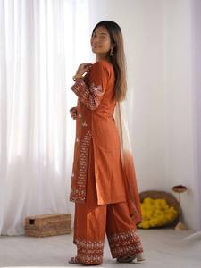 Ensemble Kurti élégant en rayonne et coton brodé avec pantalon Farshi et dupatta en Georgette |   Vêtements ethniques de créateurs pour femmes - Product Image 5