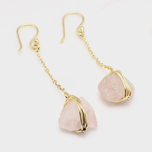 Boucles d'oreilles pendantes longues en laiton plaqué or 18 carats avec pierre précieuse naturelle de quartz rose brut, sertie en clos et enveloppée de fil, faites à la main - Product Image 3