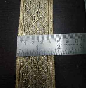 Encaje dorado premium con brillantina y un elegante diseño metálico, perfecto para decoración festiva y nupcial. - Product Image 2