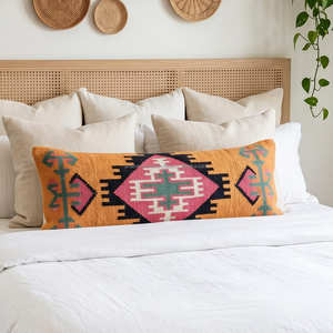 Housse de coussin lombaire longue en kilim terracotta avec motif tribal en losanges pour lit, décoration rustique et méditerranéenne - Product Image 4