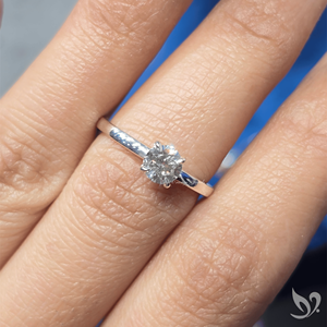 Bague de fiançailles solitaire en diamant de laboratoire taille ronde 0,50 ct, certifiée IGI, en or massif 10 carats, avec halo caché, pour mariage et anniversaire - Product Image 4