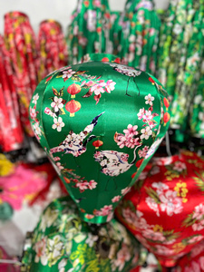 Linterna de Seda de Hoi An, Color Verde Esmeralda, Forma de Ajo, con Diseño de Pájaro Grulla, Linterna Decorativa Colgante de Satén - Product Image 4