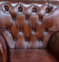 Fauteuil classique en cuir véritable à dossier haut avec design capitonné et pieds en bois massif, chaise élégante pour salon et chambre à coucher
