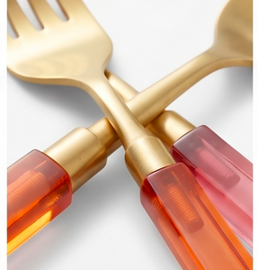 Ensemble de couverts modernes avec manches en résine colorée, finition or mat, passe au lave-vaisselle, pour les fêtes et la cuisine - Product Image 2