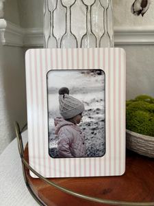 Cadre photo artisanal en bois naturel écologique Khadim pour photos de famille et de mariage, à poser sur table - Product Image 3