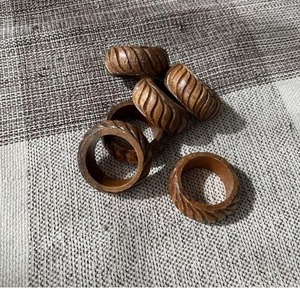Ronds de serviette en bois de qualité supérieure, fabriqués en bois naturel pour une décoration élégante de la table et un usage domestique. - Product Image 1