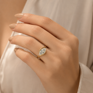 Bague élégante de style marquise plaquée or jaune avec bande croisée, bijou de fiançailles pour femme, cadeau - Product Image 4