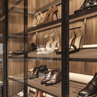Lemari Pakaian Walk-in Kustom Modern Berbahan Kaca dengan Veneer Walnut, Dilengkapi Penyimpanan di Pulau Tengah dan Zona Gantungan untuk Perencanaan Tata Letak Kustom
