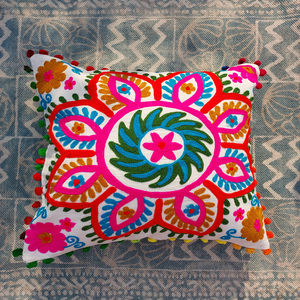 Housse de coussin carrée brodée Sujani multicolore de designer, 16x16 pouces, en coton avec bordure à pompons, style bohème - Product Image 5
