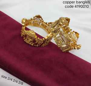 Ensemble de bracelets traditionnels pour femmes en cuivre plaqué or gravé, pour les occasions de mariage et d'anniversaire - Product Image 2