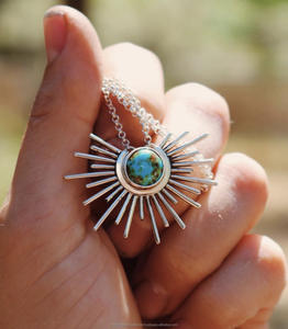 Collar Artesanal de Turquesa Sonora con Diseño de Sol, Joyería Vintage del Suroeste, Estilo Boho Chic, Colgante con Bisel de Plata de Ley y Baño de Rodio - Product Image 1