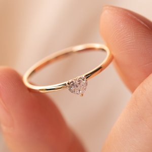 Bague de promesse en diamant de laboratoire certifié IGI, taille cœur, 0,25 ct, or jaune massif finition poli miroir, style minimaliste. - Product Image 4
