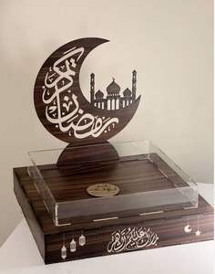 Plateau cadeau Ramadan en bois de qualité supérieure avec calligraphie islamique en forme de croissant de lune et dessus en acrylique transparent, décoration élégante pour l'Aïd - Product Image 1