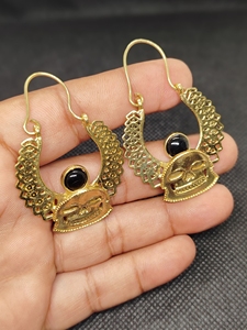 Pendientes de gancho chapados en oro con piedra preciosa de ónix negro tallada en perla para mujer - Product Image 6