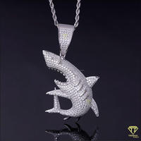Colgante de tiburón hecho a mano con diseño de animal marino y diamantes de moissanita VVS