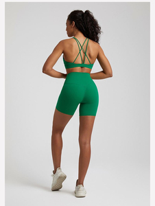 ชุดเสื้อชั้นในกีฬาระบายอากาศและกางเกงขาสั้นสำหรับผู้หญิง ชุด 2 ชิ้น ไร้ตะเข็บ คุณภาพสูง สำหรับโยคะ ฟิตเนส ออกกำลังกาย รับผลิตตามแบบ OEM พร้อมสกรีนโลโก้ ขายส่ง - Product Image 3