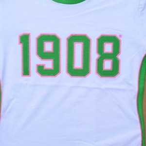 Chemise blanche haut de gamme pour femme, imprimé lettres grecques, bordure verte et rose, col rond, haut décontracté de qualité supérieure pour sororité, 1908 - Product Image 4