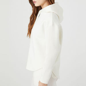 Survêtements personnalisés pour femmes, grammage lourd 500 GSM 350 GSM, en molleton polyester/coton, avec broderie, comprenant un sweat à capuche oversize et un short - Product Image 3