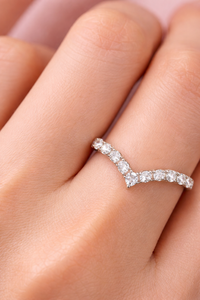 Anillo de Moissanita Blanca Curvada en V, Plata de Ley 925, Anillo para Mujer - Product Image 2