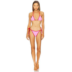 Conjunto de bikini rosa para mujer con ribete en contraste rojo, top triangular y braga con lazo lateral - Product Image 1