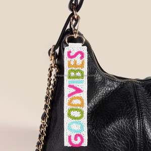 Porte-clés Ole Miss perlé, écologique et durable, fait main, avec logo universitaire, pour femmes et hommes, idéal pour les jours de match, comme attache de sac pour les fans - Product Image 4