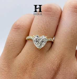 Bague de fiançailles de luxe en or jaune 14 carats avec diamant de laboratoire taille cœur et pavé, bague de mariage pour mariée, bijoux en gros - Product Image 2