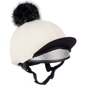Housse de casque d'équitation en fausse fourrure douce et extensible avec pompon, édition compétition en soie pour l'hiver - Product Image 1