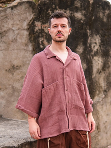 Chemise en gaze de coton rose poudré pour homme, manches décontractées style kimono, col cubain classique, coupe ample bohème - Product Image 3