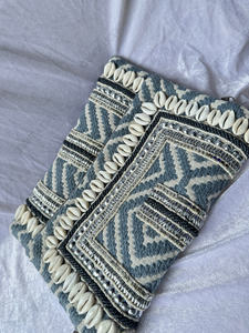 Pochette tribale artisanale en coquillages de cauris avec broderie perlée et détails miroir, sac à main textilé bohème pour femme - Product Image 3