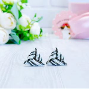 Pendientes Triangulares Negros y Blancos, Pequeños Pendientes Geométricos Monocromáticos, Regalo para Mujer, Pendientes Minimalistas con Cuentas - Product Image 1