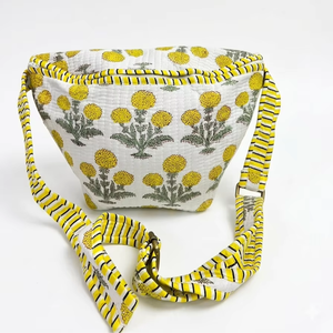 Sac bandoulière en coton matelassé à fleurs jaunes |   Sac fourre-tout demi-lune imprimé à la main de haute qualité, sac banane artisanal, chef-d'œuvre fait main - Product Image 1