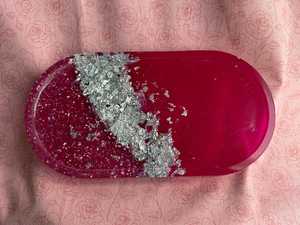 Plateau en résine rose translucide avec accents de feuilles d'argent et paillettes, plateau à bijoux ovale en résine - Product Image 6