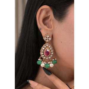 Boucles d'oreilles Kundan multi-pierres avec perle verte et blanche et pierre précieuse rouge en argent sterling 925 plaqué or - Product Image 2