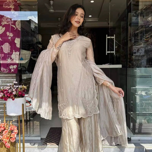 ชุดคุर्ติชาราร่าปักลายสีเบจสำหรับผู้หญิง พร้อมผ้าคลุมไหล่ – ชุดออกงานดีไซเนอร์ผ้าไหมชิโนนประดับเลื่อม - Product Image 1