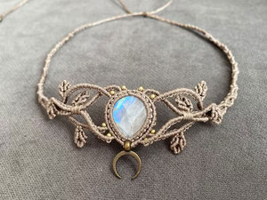 สร้อยคอแมคราเม่ประดับมูนสโตนสีรุ้ง จี้รูปพระจันทร์เสี้ยว เชือกสีเบจ เครื่องประดับทำมือสไตล์โบโฮ - Product Image 5