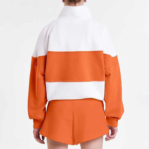 Ensemble deux pièces pour femme avec logo imprimé en relief personnalisé, comprenant un sweat à capuche court et un short en coton coupé-cousu, effet délavé soleil - Product Image 2