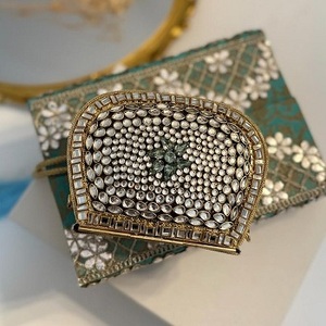 Bolso de Hombro Tradicional Hecho a Mano para Mujer, con Mosaico Kundan, Estampado Floral Digital, Latón Chapado en Oro, Elegante - Product Image 4