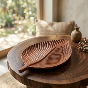 Assiettes en bois en forme de feuille, élégantes et naturelles, pour servir des collations, des fruits et une présentation de table raffinée à la maison, au café et lors d'événements. - Product Image 6
