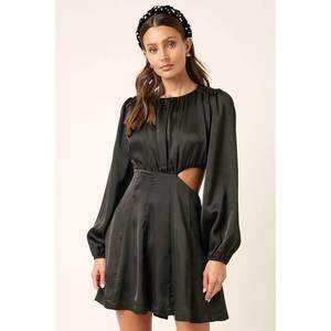 Mittoshop Mini robe de soirée en satin avec découpe latérale - Product Image 4
