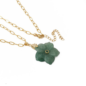 Collier pendentif fleur de fraise verte sculptée à la main, chaîne en laiton plaqué or, bijou floral fait main en pierre précieuse - Product Image 2
