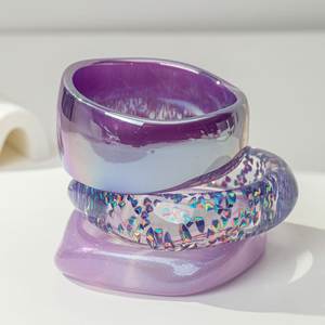 Bracelet en résine fait main avec un design floral et des confettis, magnifique accessoire cadeau pour femme - Product Image 1