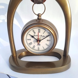 Reloj de Escritorio Personalizado de Latón con Forma de Herradura, Reloj de Mesa Vintage con Números Romanos, Elegante Regalo Ecuestre, Decoración Rústica para Oficina - Product Image 2